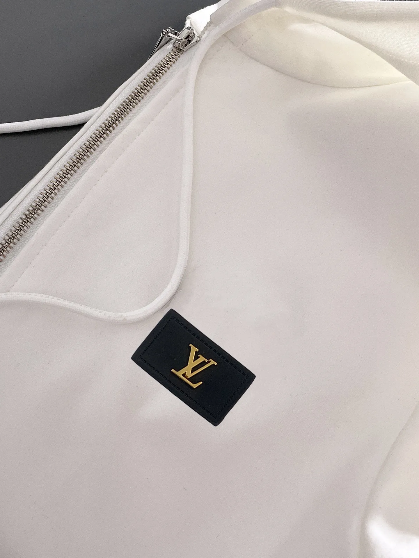 🅿️420 [LV Louis Vuitton] (Fat Man Gospel) hot-selling suit is coming. Focus on the original version of the official website. 2025 new hot-selling cardigan sweater suit. The original order is the best. 🇭🇰The meticulous work of top designers is dedicated to a fitting and perfect upper body effect. All-natural high-quality Roman cotton 100%, close-fitting comfort, noble and elegant! Original hardware embodies elegance and nobility! Counter size: M-5XL (maximum wear up to 220 pounds)